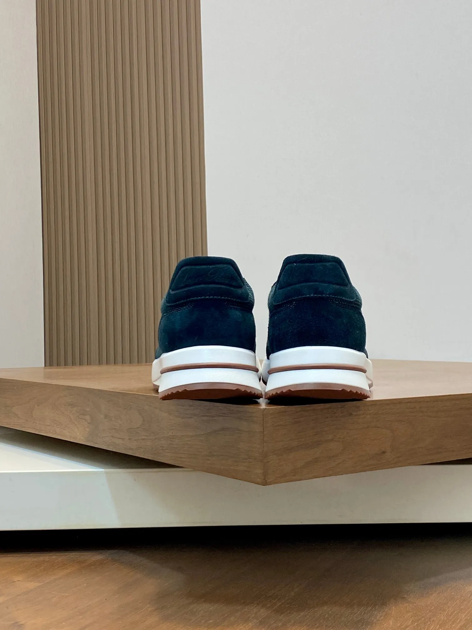 Factory price: 480💰 Loro Piana - Classic casual shoes, men's lace-up casual shoes and sneakers, high-quality lightweight and comfortable fabrics, suitable for outdoor leisure, the color scheme is young and energetic, and it looks great with sportswear or casual suits! Code number: 38-44 (45, 46, can be customized)